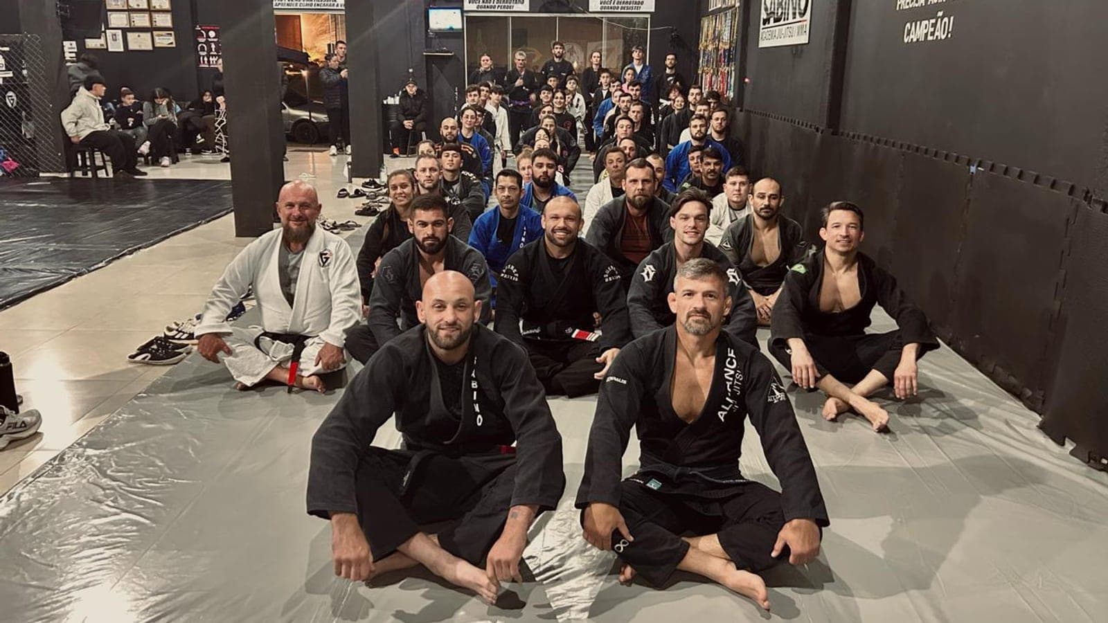 Treino de Jiu-Jitsu com kimono no tatame da Sabino Academia