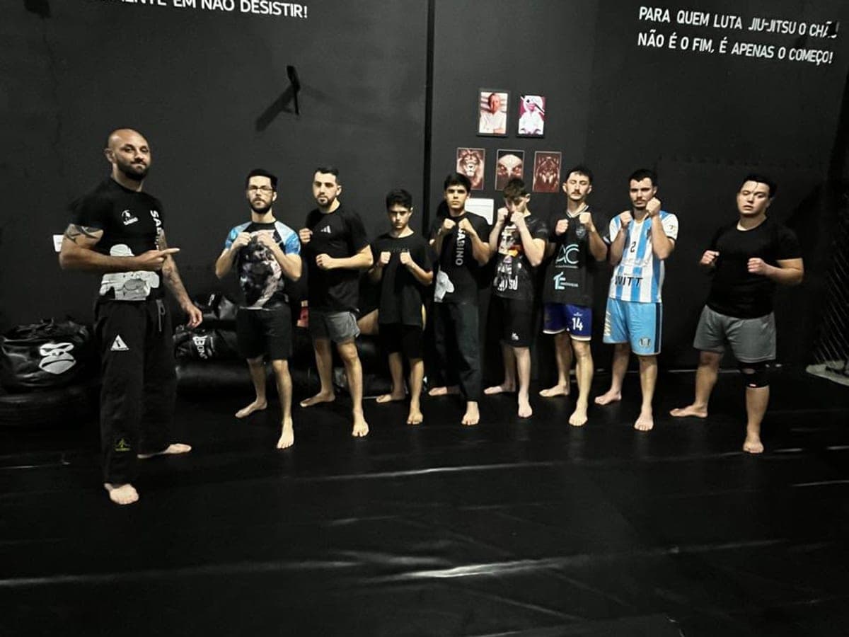Treino de MMA com luvas e foco em trocação na Sabino Academia